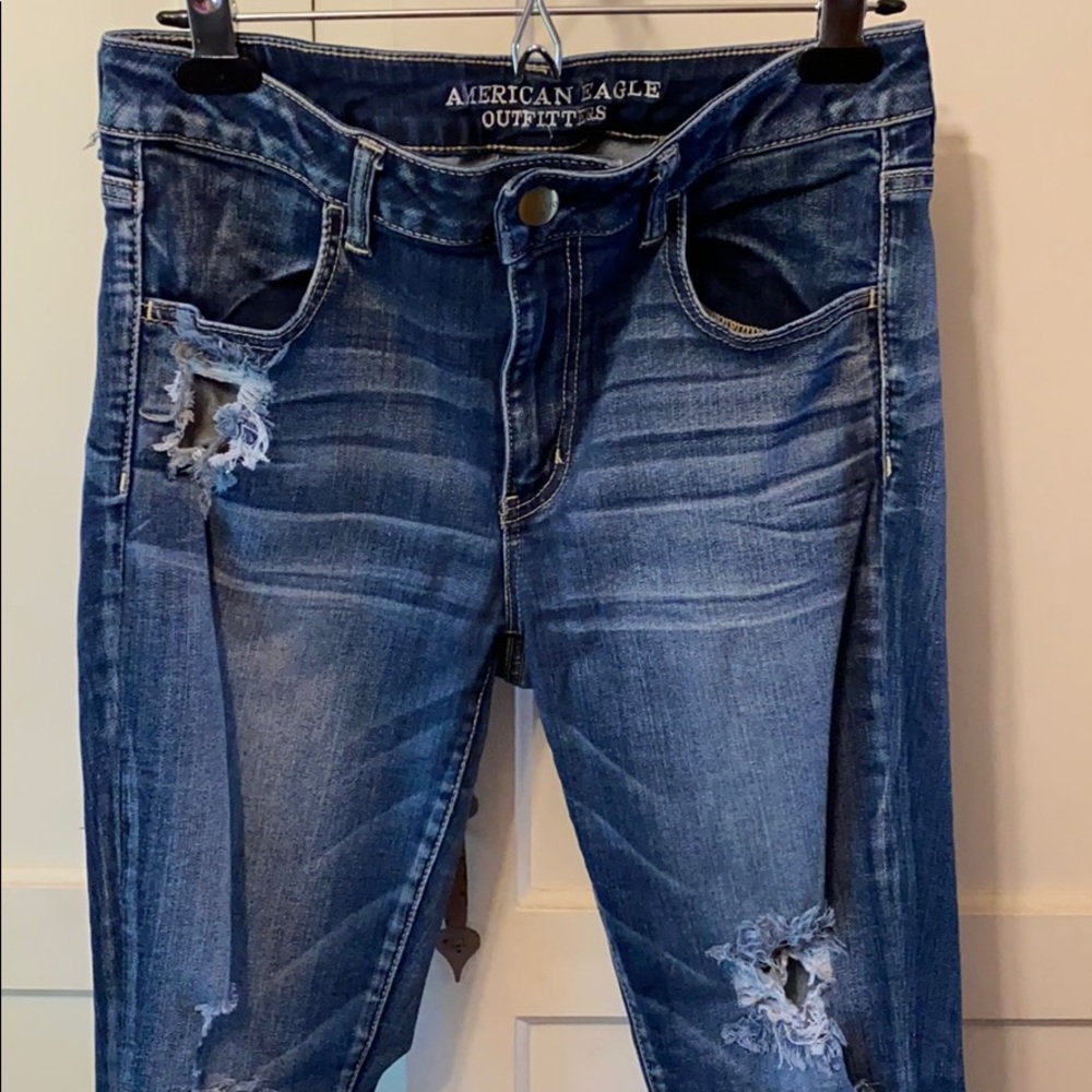 Distressed AEO skinny jeans